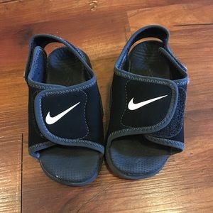 Nike Boys 8c sandals